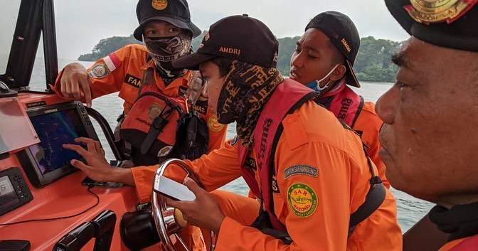 Tim SAR gabungan mengangkat jenazah Darsun, 42, pemancing yang hilang setelah kapal kayu yang ditumpanginya tenggelam di pesisir Pantai Teluk Naga, Kabupaten Tangerang, Selasa (23/6/2020).