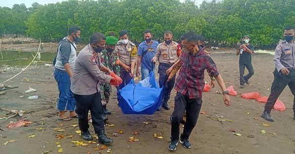 Tim SAR gabungan mengangkat jenazah Darsun, 42, pemancing yang hilang setelah kapal kayu yang ditumpanginya tenggelam di pesisir Pantai Teluk Naga, Kabupaten Tangerang, Selasa (23/6/2020).