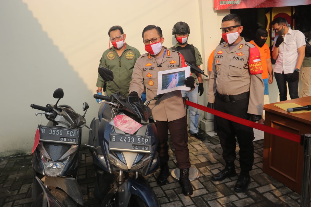 Pasutri yang nekat mencuri sepeda motor di Pasar Kemis saat ungkap kasus di Mapolresta Tangerang, Rabu (24/6/2020).