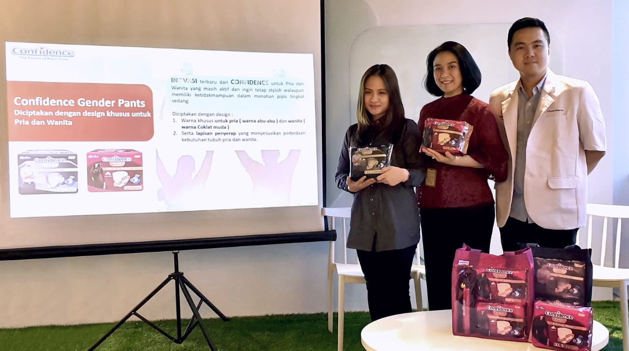 Nirma Sofiawati, Head of Marketing Adult Care PT. Softex Indonesia (tengah) dalam acara Launching Confidence Adult Pants Gender.