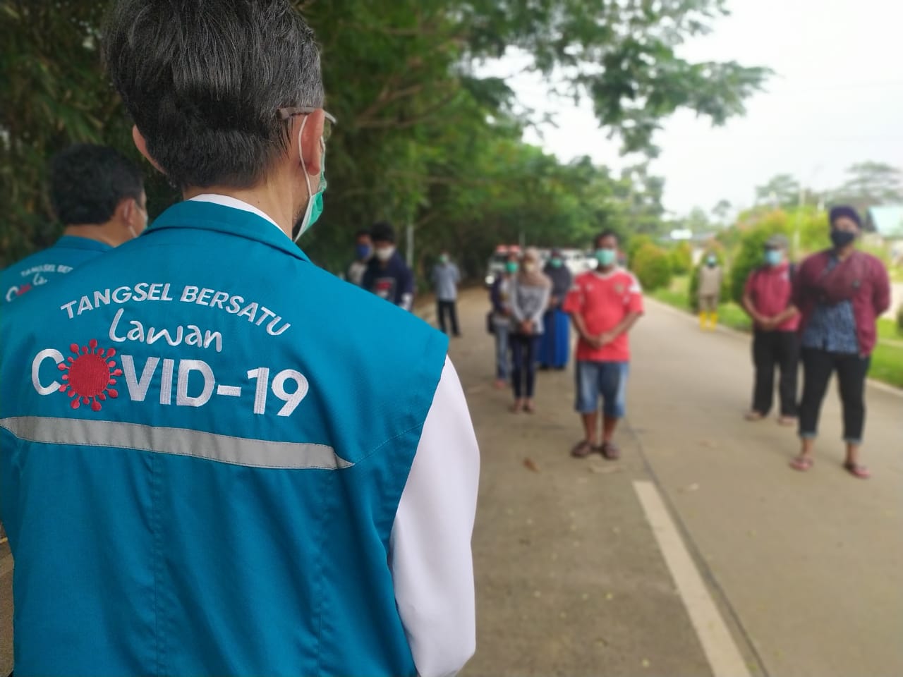 Tim gugus tugas COVID-19 Kota Tangsel saat mengantarkan Siti Supariah,59, seorang lansia yang terbebas dari ancaman COVID-19 kekediamannya, Jumat (26/9/2020).