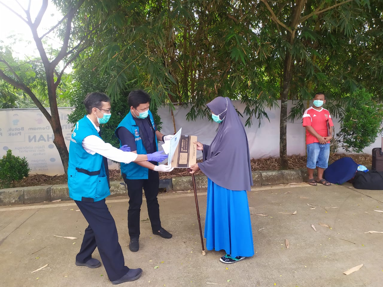 Tim gugus tugas COVID-19 Kota Tangsel saat mengantarkan Siti Supariah,59, seorang lansia yang terbebas dari ancaman COVID-19 kekediamannya, Jumat (26/9/2020).