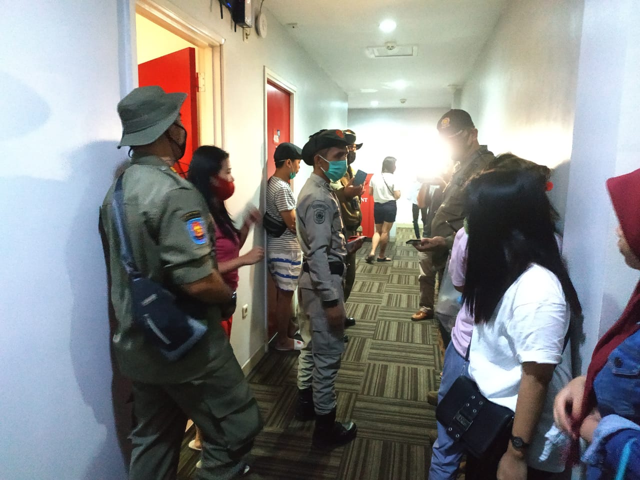 Satuan Polisi Pamong Praja (Satpol PP) Kota Tangerang Selatan kembali menggelar razia pada sejumlah tempat penginapan di wilayah Serpong, Tangsel, Sabtu (27/6/2020) malam.