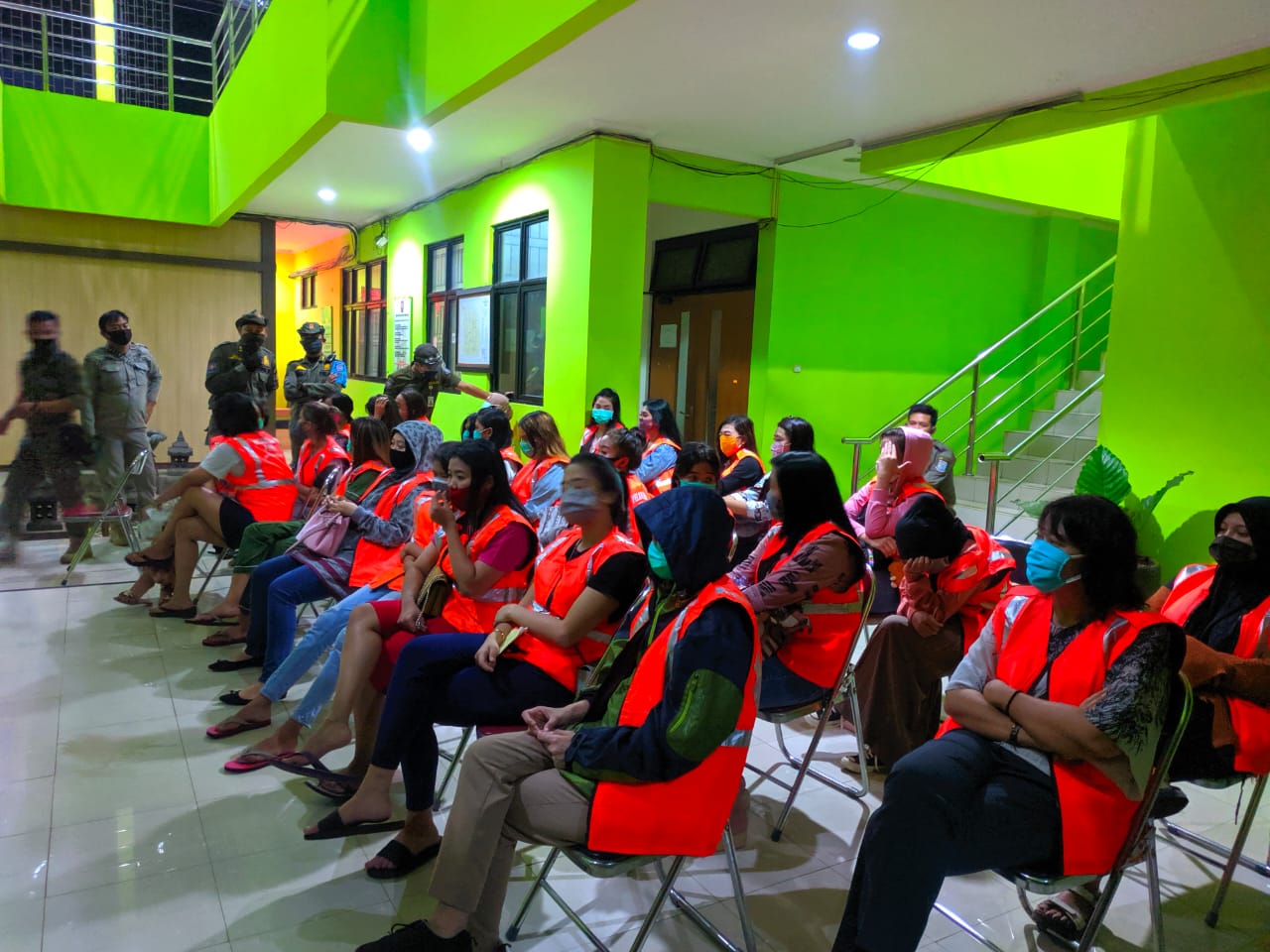 Satuan Polisi Pamong Praja (Satpol PP) Kota Tangerang Selatan kembali menggelar razia pada sejumlah tempat penginapan di wilayah Serpong, Tangsel, Sabtu (27/6/2020) malam.