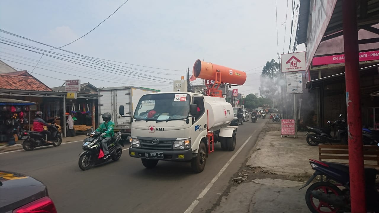 Satu unit mobil gunner sprayer Palang Merah Indonesia (PMI) sedang melakukan penyemprotan cairan disinfektan ke beberapa wilayah Kota Tangerang, Minggu (28/6/2020).