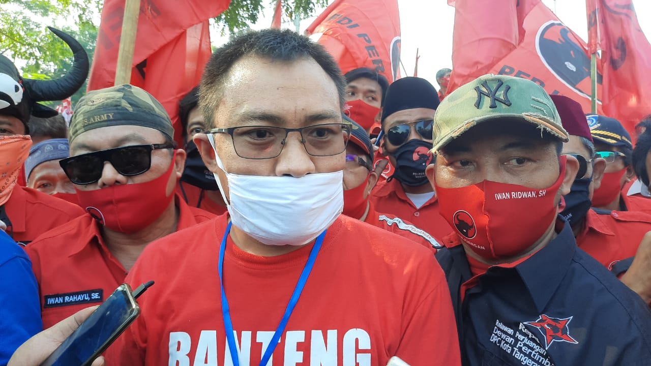 Aksi demo ribuan kader dan simpatisan DPC PDI Perjuangan Kota Tangsel di Mapolres Tangsel, Senin (29/6/2020).