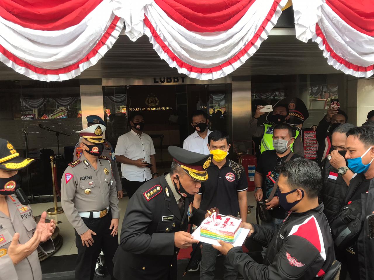 Puluhan Bikers Komunitas Rawa King Cipondoh (RKC) berswafoto dengan anggota Mapolres Metro Tangerang Kota, Rabu (1/7/2020).