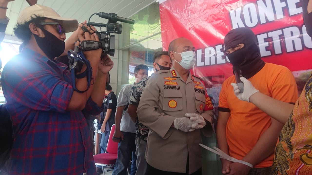 Polres Metro Tangerang Kota memegang barang bukti berupa baju yang di gunakan untuk Penipuan Oknum PNS Tangerang, Jumat (3/7/2020)