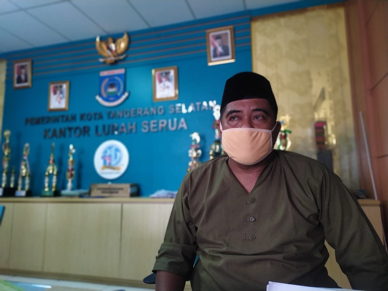Lurah Serua Cecep Iswadi di Kantor Kelurahan Serua, Ciputat, Tangerang Selatan.