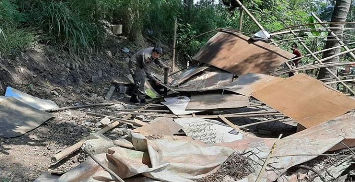 Personel Satpol PP saat menertibkan Bangunan liar di Kali Mookervart, Kelurahan Tanah Tinggi, Kecamatan Tangerang, Kota Tangerang.