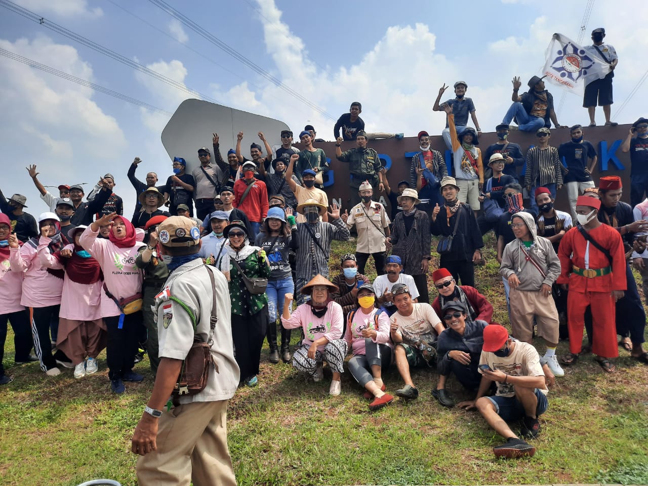 Komunitas Onthel Bumi Puspiptek Asri (BPA) saat berfose memanfaatkan kawasan Galeri Ilmu Pengetahuan Teknologi dan Inovasi (GIPTI) Puspiptek di Kecamatan Pagedangan, Kabupaten Tangerang.