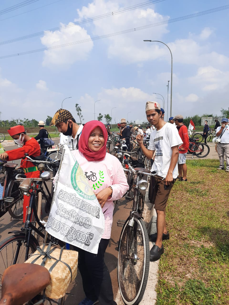 Komunitas Onthel Bumi Puspiptek Asri (BPA) saat berfose memanfaatkan kawasan Galeri Ilmu Pengetahuan Teknologi dan Inovasi (GIPTI) Puspiptek di Kecamatan Pagedangan, Kabupaten Tangerang.