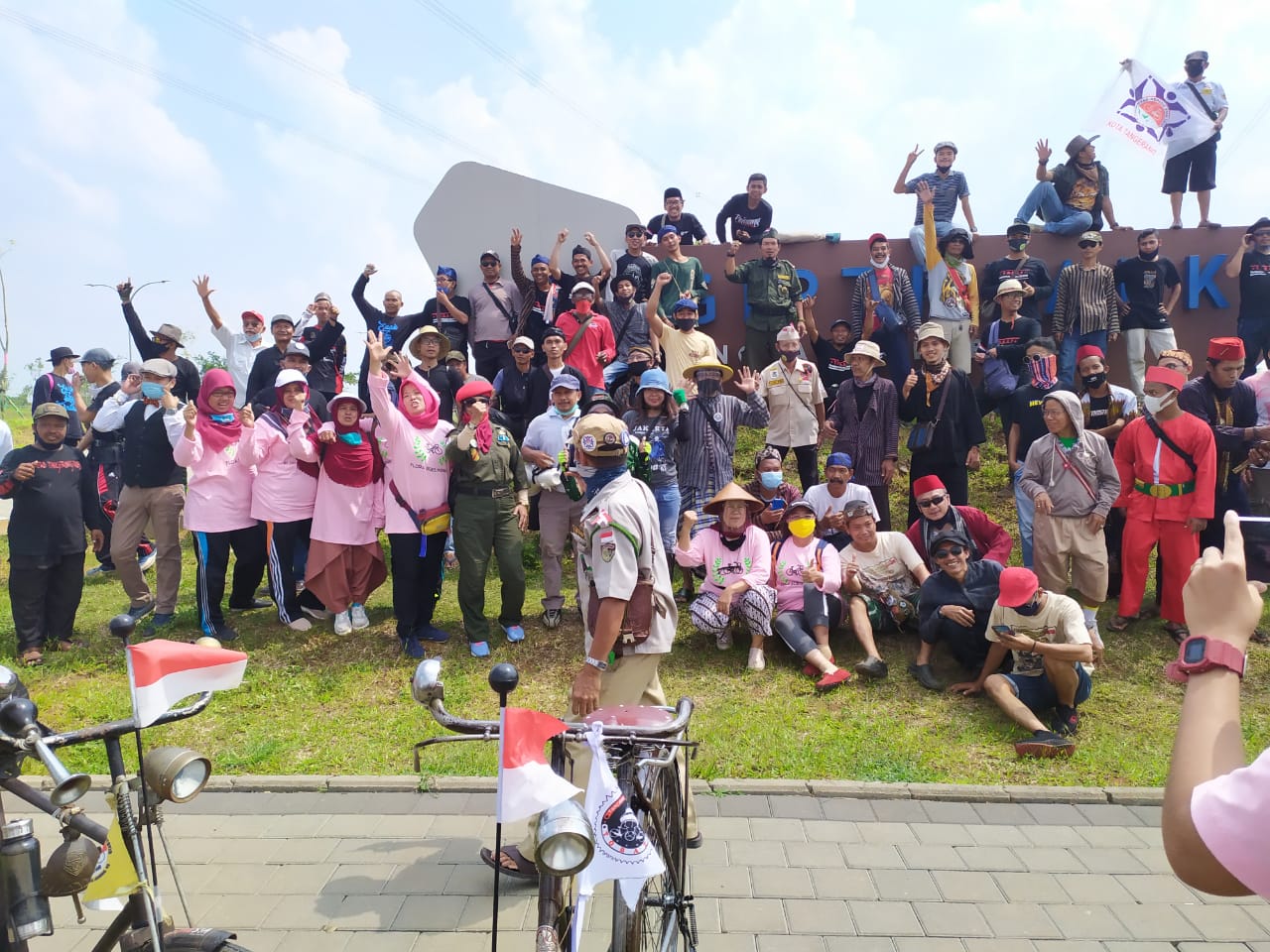 Komunitas Onthel Bumi Puspiptek Asri (BPA) saat berfose memanfaatkan kawasan Galeri Ilmu Pengetahuan Teknologi dan Inovasi (GIPTI) Puspiptek di Kecamatan Pagedangan, Kabupaten Tangerang.