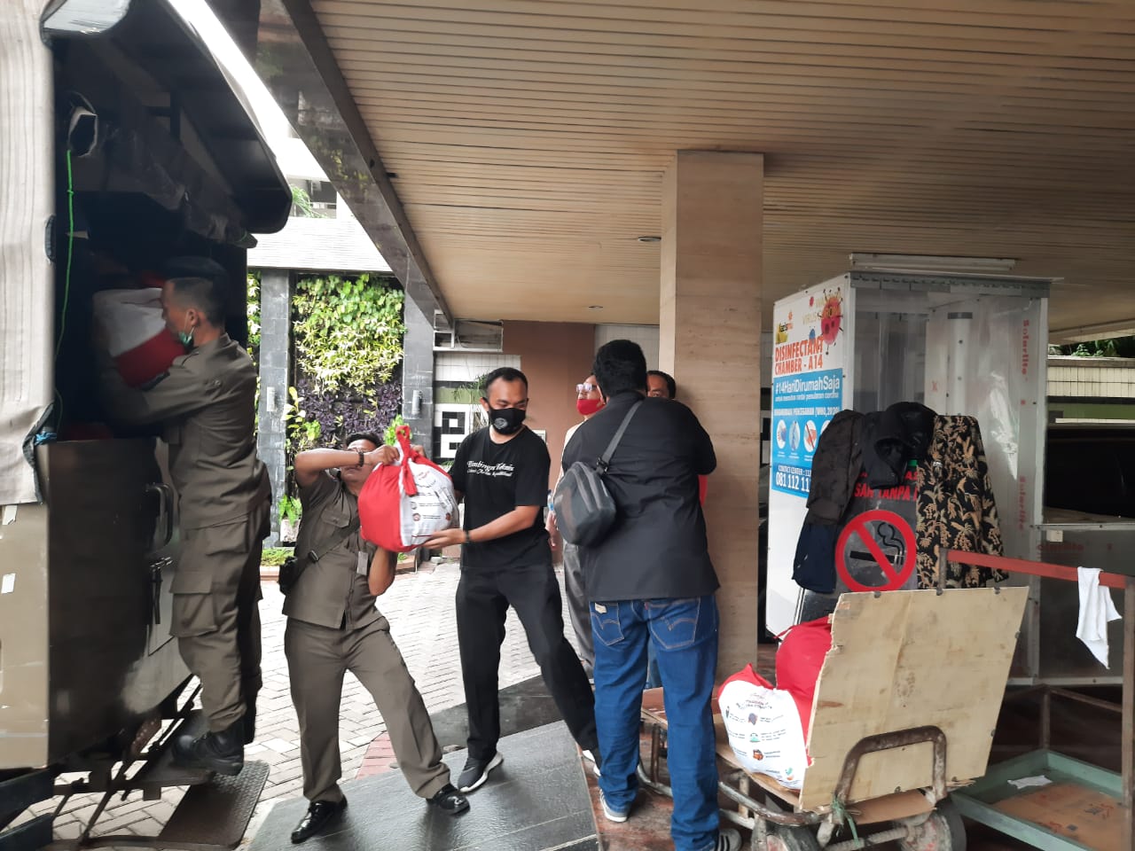 Sekretaris MCCC Kota Tangerang Alpan Habibi memberikan satu paket sembako kepada warga yang terdampak COVID-19.