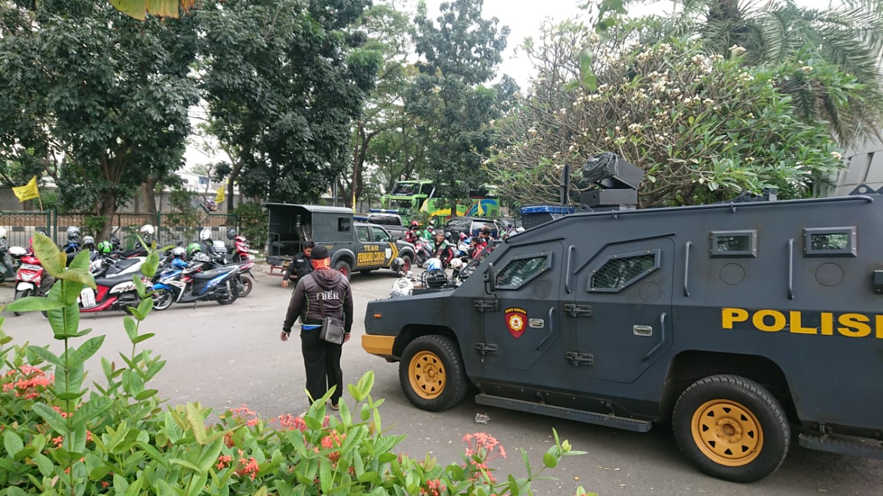 DPD Partai Golkar menggelar musyawarah daerah (musda) ke-VI di Hotel Allium, Cipondoh, Musda yang kandidatnya hanya petahana Sachrudin tersebut dikawal massa dari ojek online (ojol), Kota Tangerang, Rabu (8/7/2020).