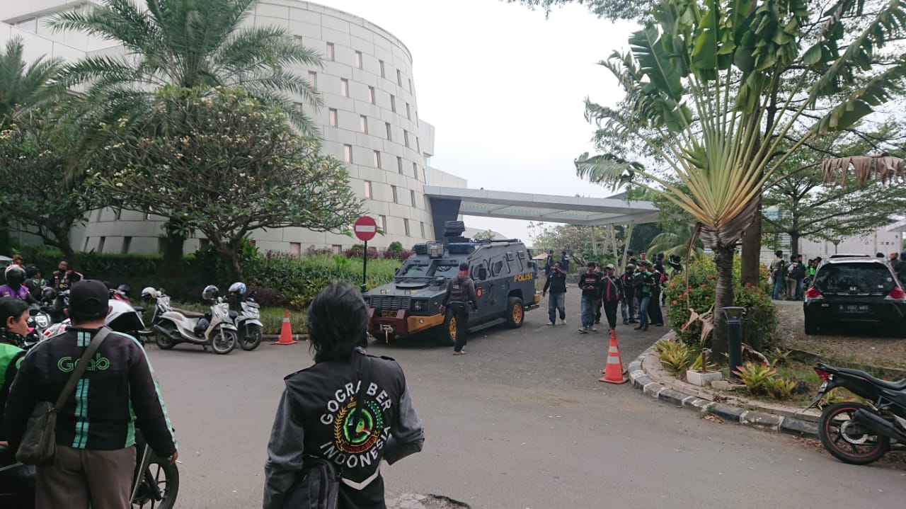 Suasana halaman Hotel Allium yang di penuhi puluhan ojek online (ojol), Cipondoh, Kota Tangerang, Rabu (8/7/2020).