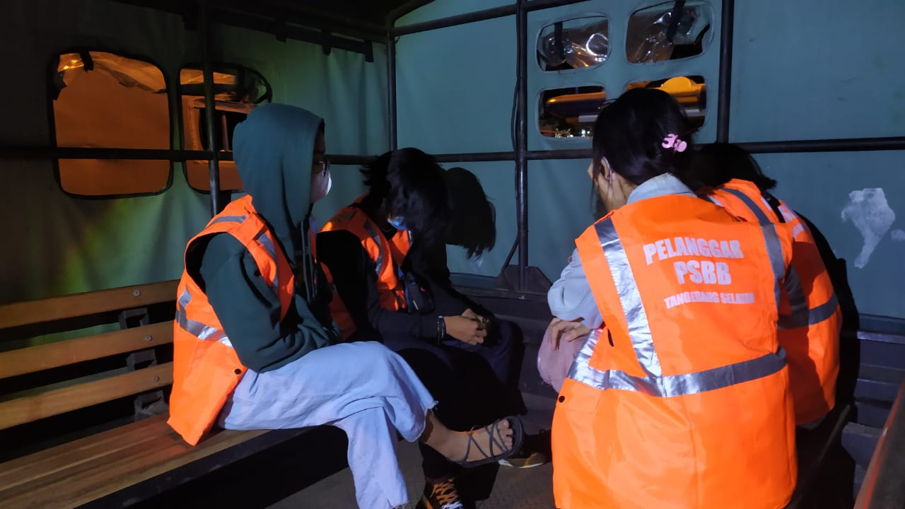 Suasana ruangan Apartemen sepasang muda-mudi yang bukan suami istri terjaring razia oleh Satuan Polisi Pamong Praja (Satpol PP) Kota Tangerang Selatan.