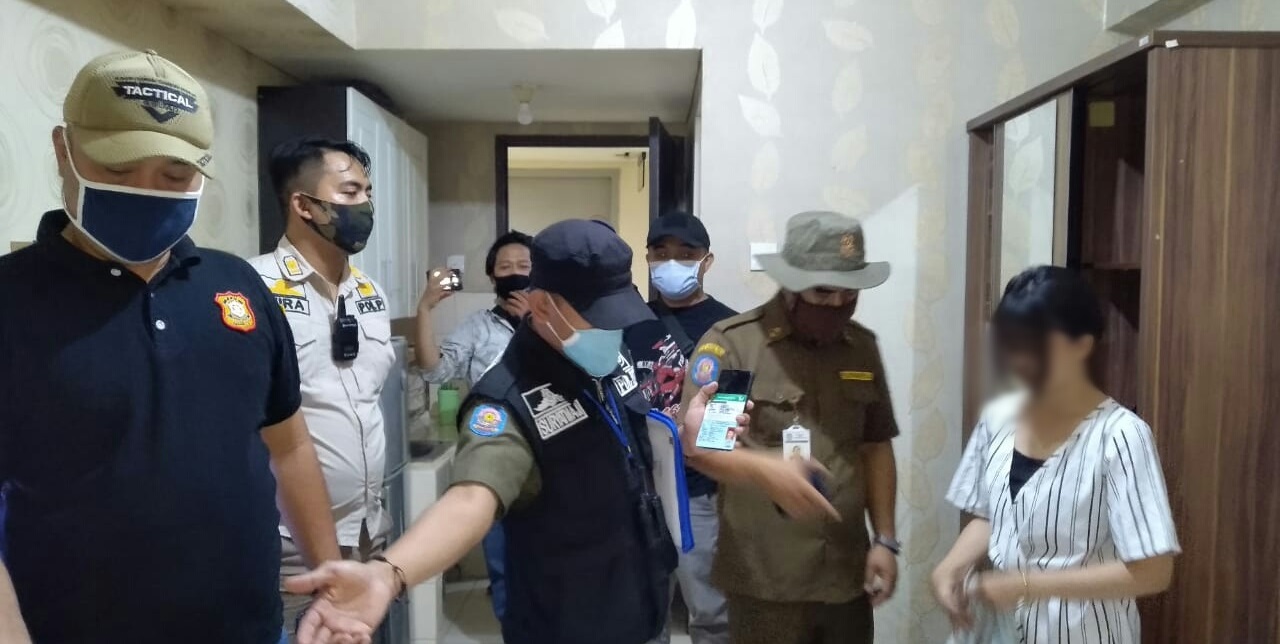 Suasana ruangan Apartemen sepasang muda-mudi yang bukan suami istri terjaring razia oleh Satuan Polisi Pamong Praja (Satpol PP) Kota Tangerang Selatan.