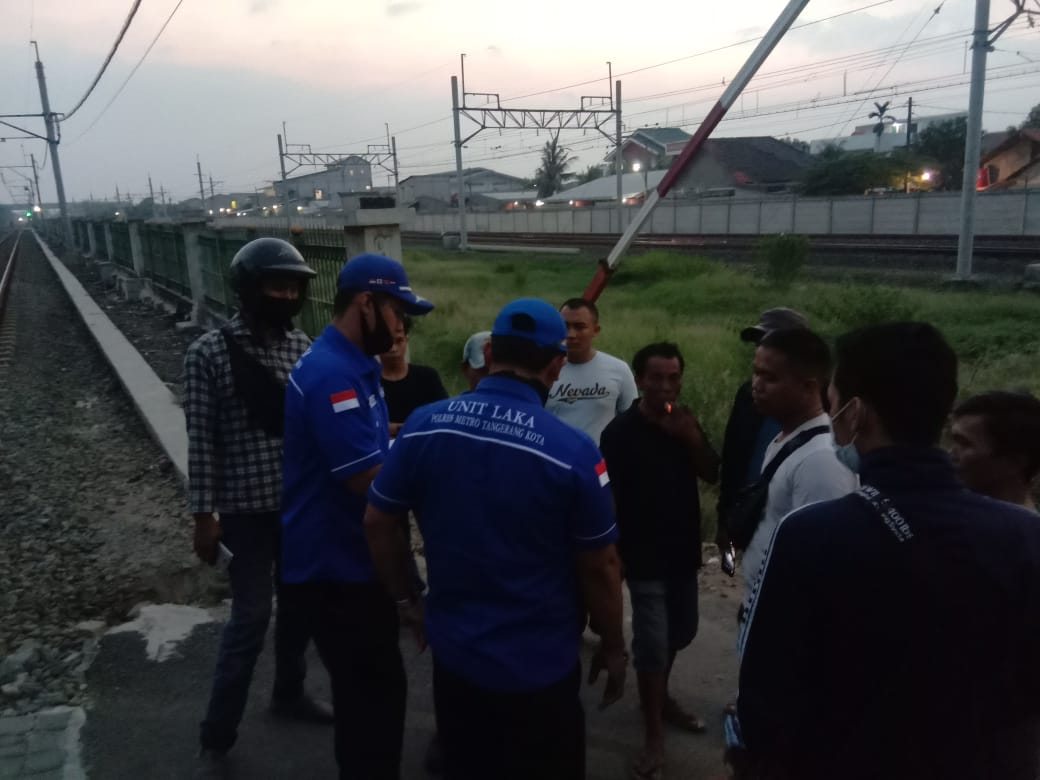 Screenshot atau tangkapan layar seorang wanita tergeletak tak bernyawa setelah tertabrak kereta listrik (KRL), Kota Tangerang, Rabu (8/7/2020) sekitar pukul 17.00 WIB.