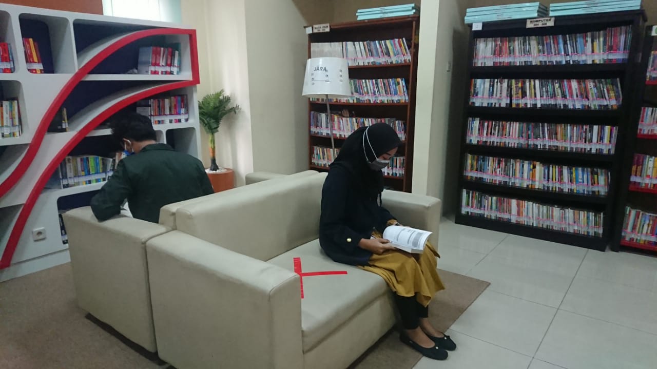 Suasana ruangan Perpustakaan umum di Cikokol beberapa pengunjung mengikuti protokol kesehatan perpustakaan umum dengan mengenakan masker, Kota Tangerang, Kamis (9/7/2020).