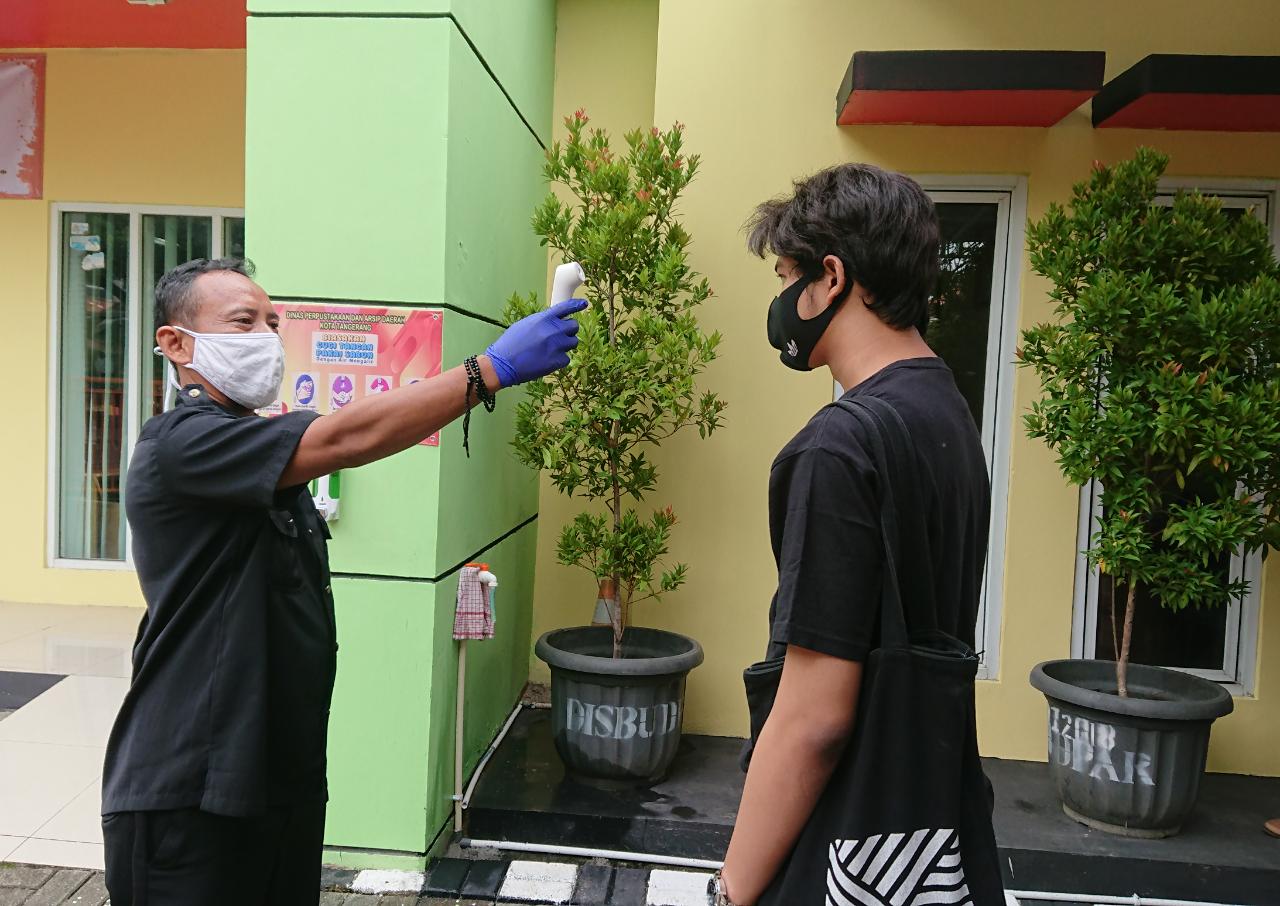 Suasana ruangan Perpustakaan umum di Cikokol beberapa pengunjung mengikuti protokol kesehatan perpustakaan umum dengan mengenakan masker, Kota Tangerang, Kamis (9/7/2020).