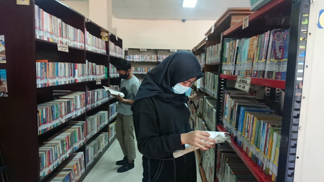 Suasana ruangan Perpustakaan umum di Cikokol beberapa pengunjung mengikuti protokol kesehatan perpustakaan umum dengan mengenakan masker, Kota Tangerang, Kamis (9/7/2020).