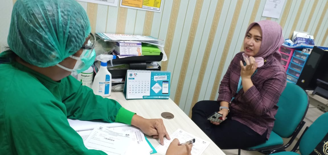 dr. Bimo Aryo Tejo Sp. KK saat memeriksa kondisi pasiennya di Poli Kulit & Kelamin RSU Kota Tangsel.