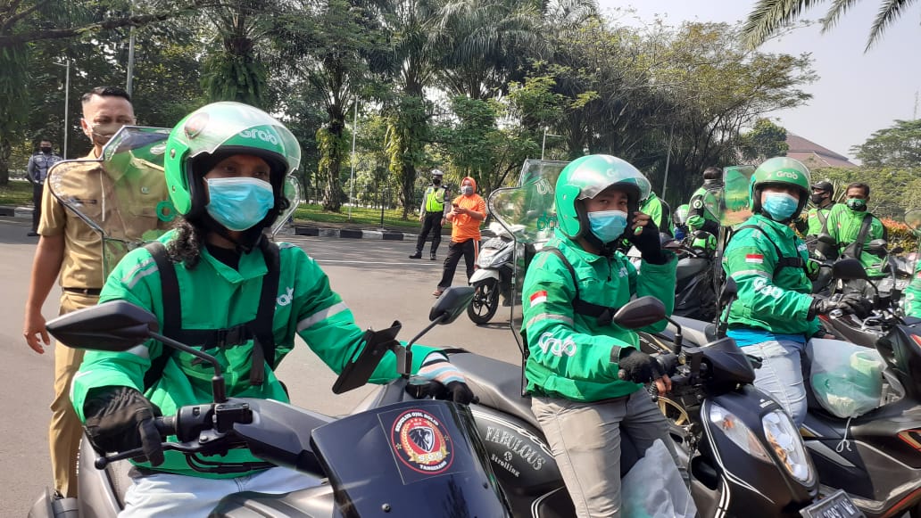 Ojol di Kabupaten Tangerang melakukan simulasi mengangkut penumpang dengan menerapkan protokol kesehatan COVID-19, Senin (13/7/2020).