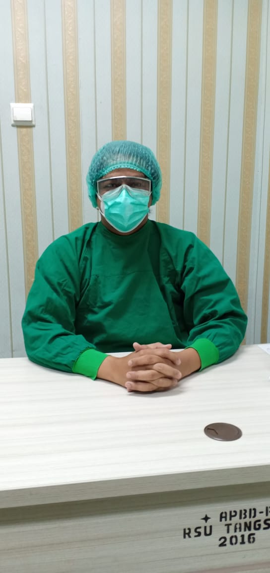 dr. Bimo Aryo Tejo Sp. KK saat memeriksa kondisi pasiennya di Poli Kulit & Kelamin RSU Kota Tangsel.