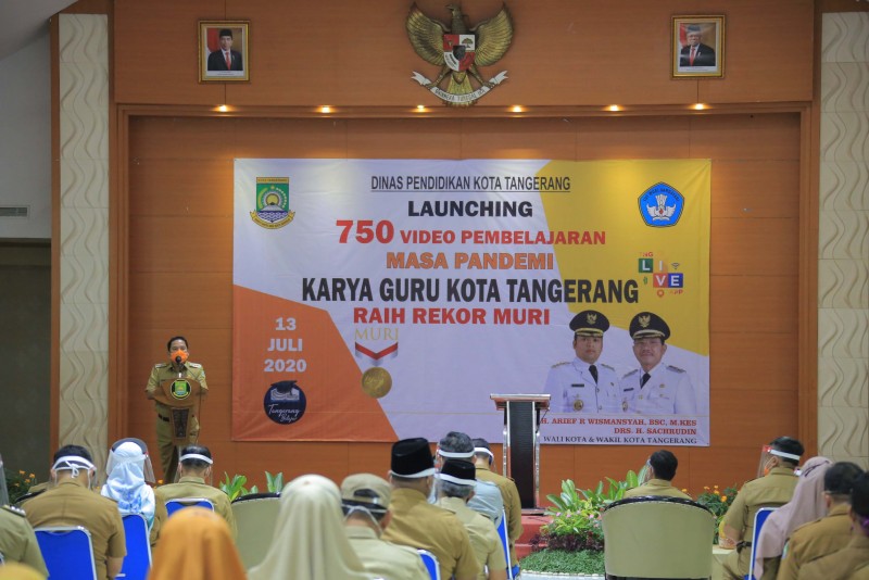 Wali Kota Tangerang Arief Wismansyah dan Kadis Pendidikan Masyati Yulia menerima Piagam Rekor Muri 750 Video Pembelajaran di Masa Pandemi, Senin (14/7/2020).