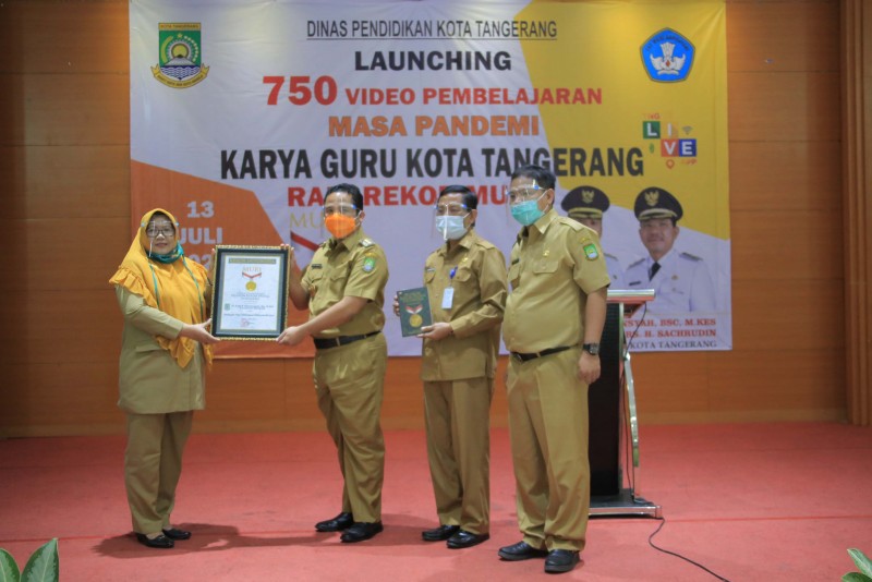 Wali Kota Tangerang Arief Wismansyah dan Kadis Pendidikan Masyati Yulia menerima Piagam Rekor Muri 750 Video Pembelajaran di Masa Pandemi, Senin (14/7/2020).