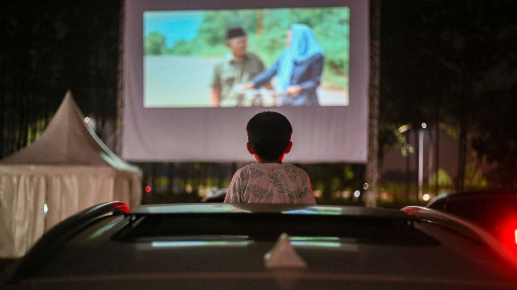 Suasana nonton layar tancap di area parkir Mal Alam Sutera, Tangerang, Sabtu (1/8/2020).