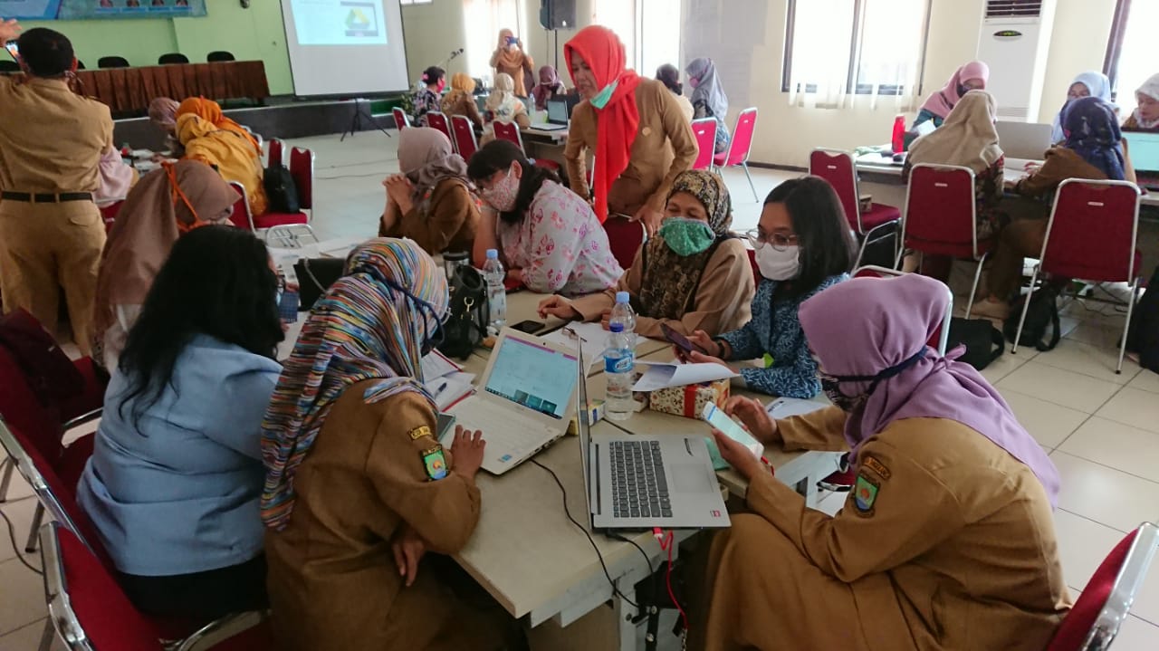 Suasana dalam ruangan para guru sedang di arahkan oleh Plt Kepala Dinas Pendidikan Kota Tangerang Jamaluddin terkait pendidikan non formal, Kota Tangerang, Selasa (4/8/2020).