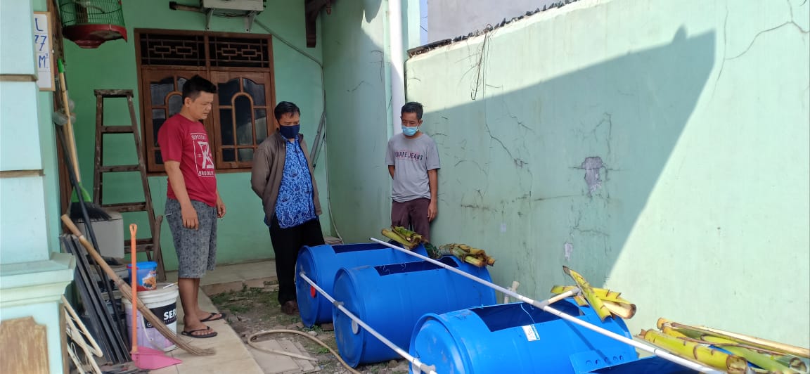 Warga Kampung Anggur sedang mengelola kolam untuk budidaya ikan dalam rangka mendukung program ketahanan pangan, Kota Tangerang, Kamis (6/8/2020).