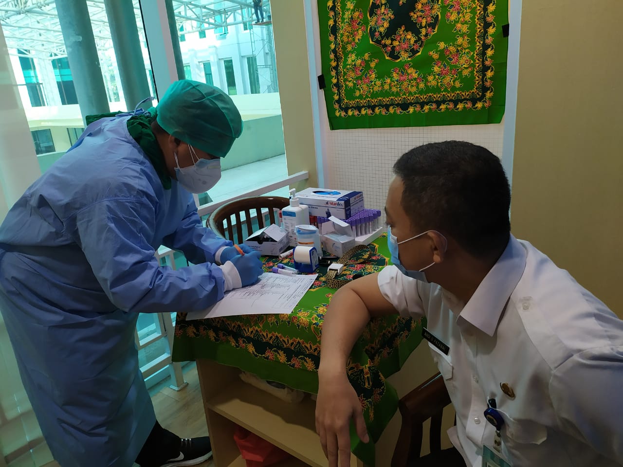 Petugas medis sedang melakukan tes kesehatan di Rumah Sakit Umum (RSU) Tangerang Selatan (Tangsel), di Gedung 2 Puspemkot setempat.