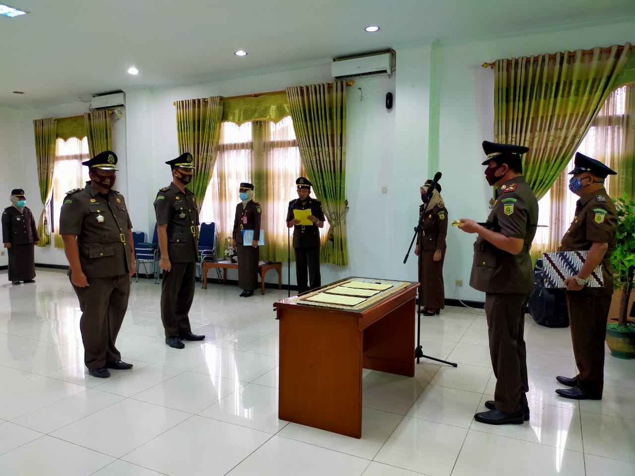 Kepala Kejari Kabupaten Tangerang Bahrudin memimpin serah terima jabatan( Sertijab) dua jabatan di kejaksaan Negeri Kabupaten Tangerang pada Senin (10/08/2020) di aula Kejari Kabupaten Tangerang.