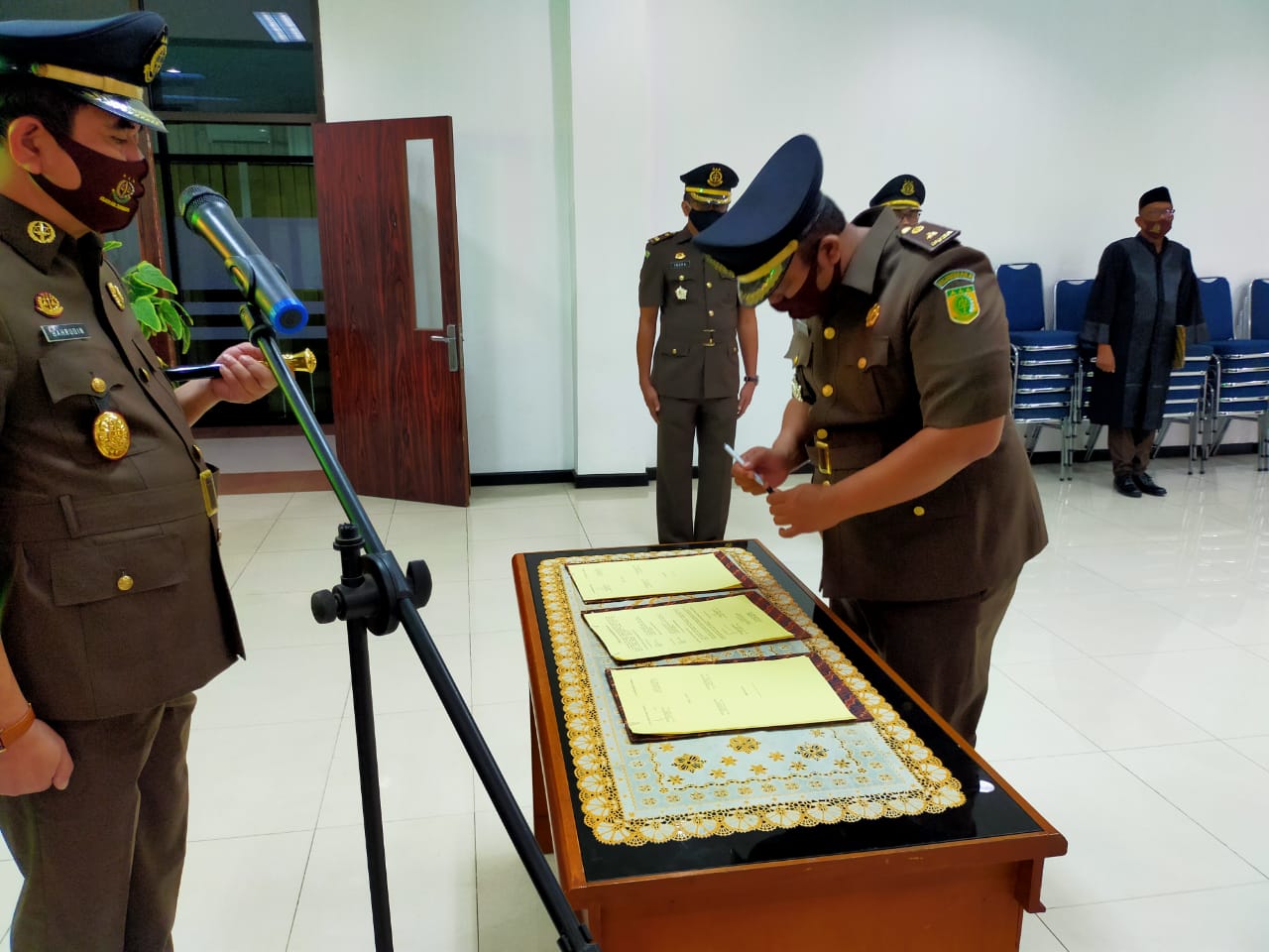 Kepala Kejari Kabupaten Tangerang Bahrudin memimpin serah terima jabatan( Sertijab) dua jabatan di kejaksaan Negeri Kabupaten Tangerang pada Senin (10/08/2020) di aula Kejari Kabupaten Tangerang.