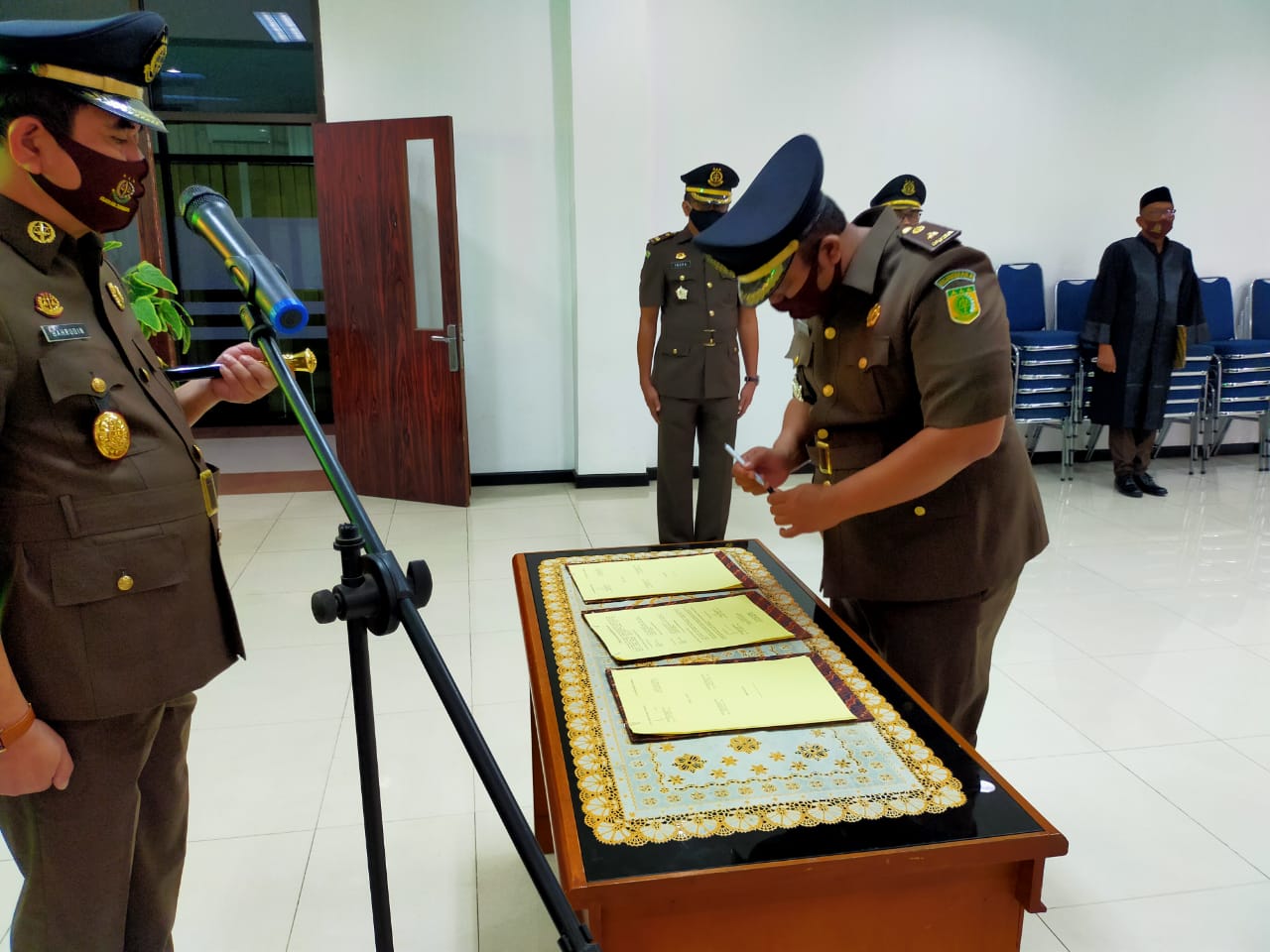 Kepala Kejari Kabupaten Tangerang Bahrudin memimpin serah terima jabatan( Sertijab) dua jabatan di kejaksaan Negeri Kabupaten Tangerang pada Senin (10/08/2020) di aula Kejari Kabupaten Tangerang.