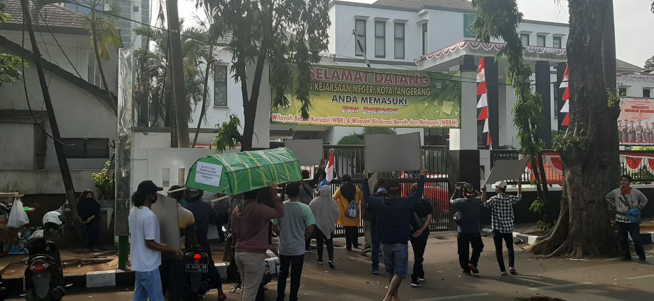 Keluarga almarhum Heri Gunawan saat menggeruduk kantor Kejaksaan Negeri Kota Tangerang, Rabu (12/8/2020).