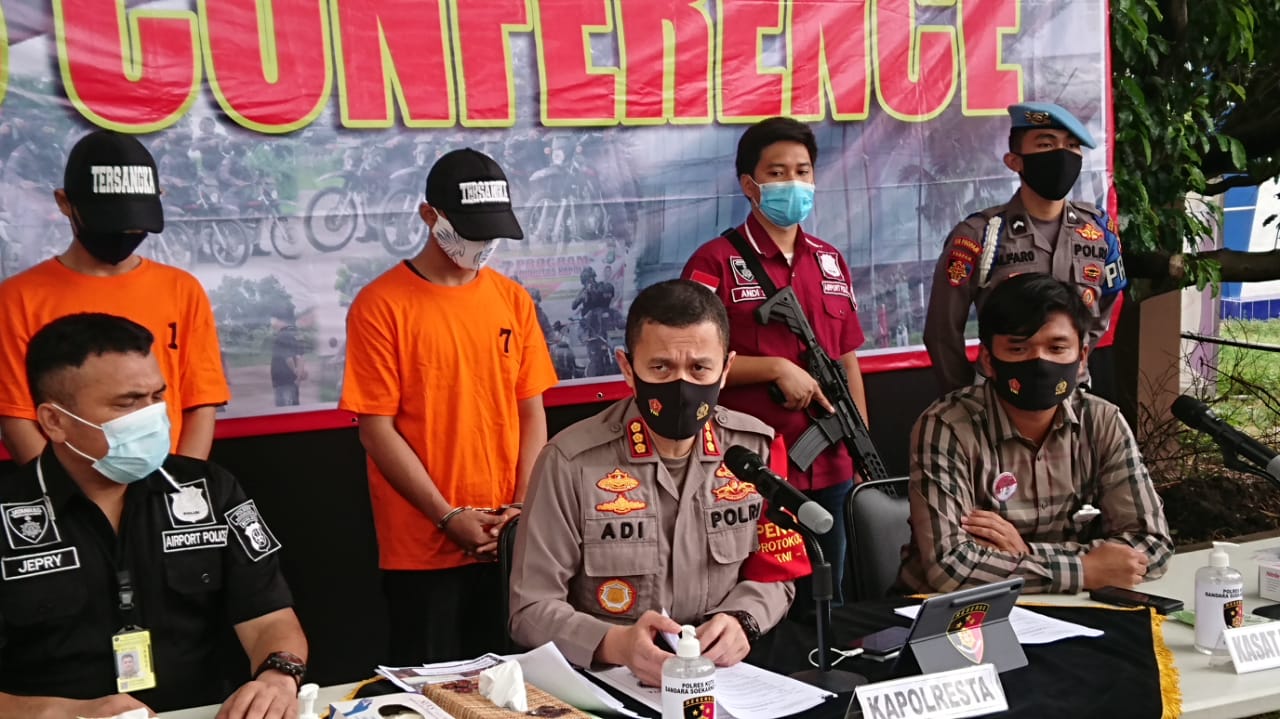 Anggota Polresta Bandara Soekarno-Hatta (Soetta) memegang barang bukti senjata tajam atau alat yang di gunakan pelajar saat tawuran, Kamis (13/8/2020).