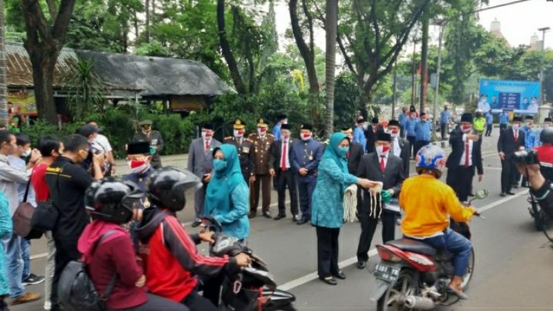 Wali Kota Tangerang Arief R Wismansyah bersama sejumlah pejabat dari institusi pemerintahan di Kota Tangerang membagikan 10 ribu masker gratis usai melaksanakan Upacara HUT RI ke-75 di Puspemkot Tangerang, Senin (17/8/2020).