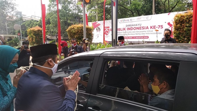 Wali Kota Tangerang Arief R Wismansyah bersama sejumlah pejabat dari institusi pemerintahan di Kota Tangerang membagikan 10 ribu masker gratis usai melaksanakan Upacara HUT RI ke-75 di Puspemkot Tangerang, Senin (17/8/2020).