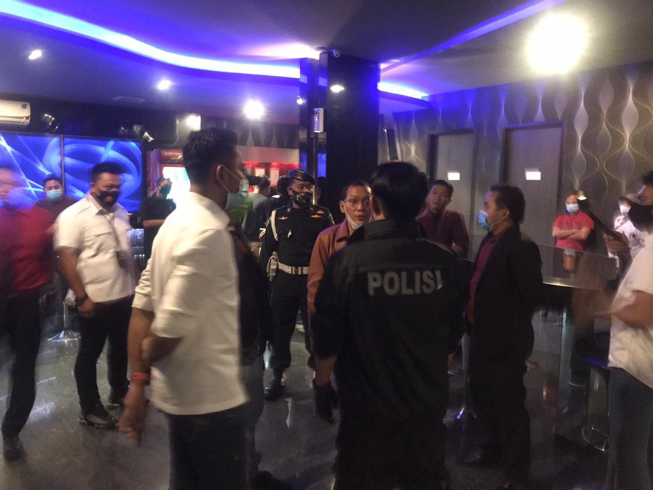 Venesia Karaoke Executive yang terletak di kawasan Serpong, Tangerang Selatan digrebek Bareskrim Mabes Polri, Rabu (19/8/2020) malam.