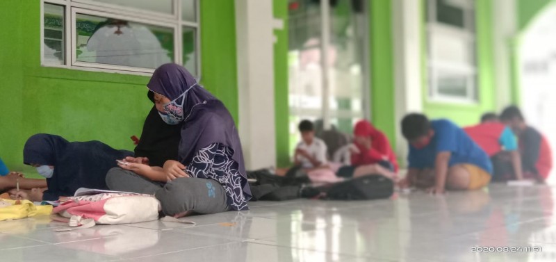 Anak-anak di RW 11 Kelurahan Cibodas, Kecamatan Cibodas, Kota Tangerang, memanfaatkan akses internet gratis untuk belajar jarak jauh, Senin (24/8/2020).