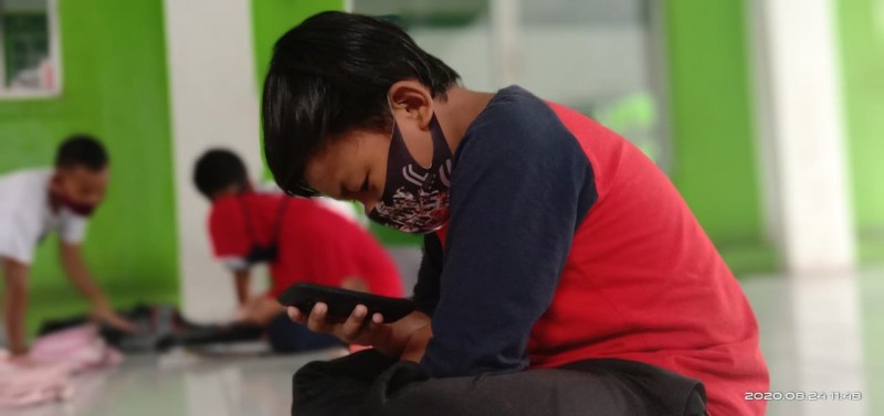 Anak-anak di RW 11 Kelurahan Cibodas, Kecamatan Cibodas, Kota Tangerang, memanfaatkan akses internet gratis untuk belajar jarak jauh, Senin (24/8/2020).