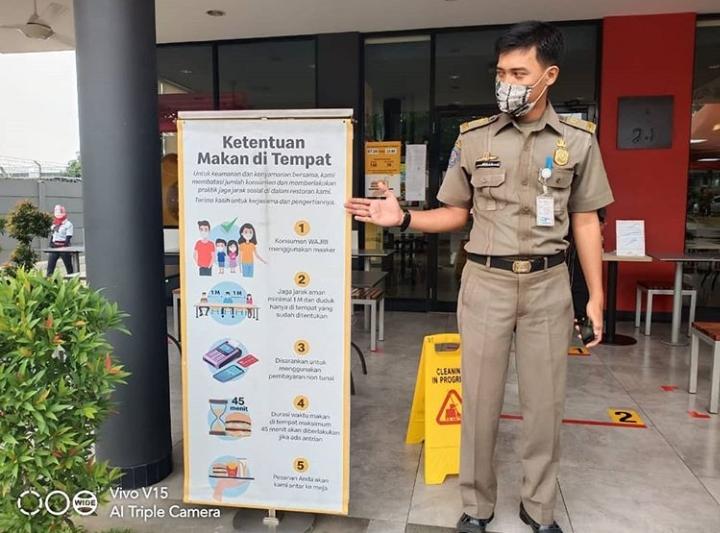 Petugas Satpol PP Kota Tangerang saat melakukan pengawasan kedisiplinan protokol kesehatan COVID-19 di salah satu restoran Kota Tangerang, Senin (24/8/2020).