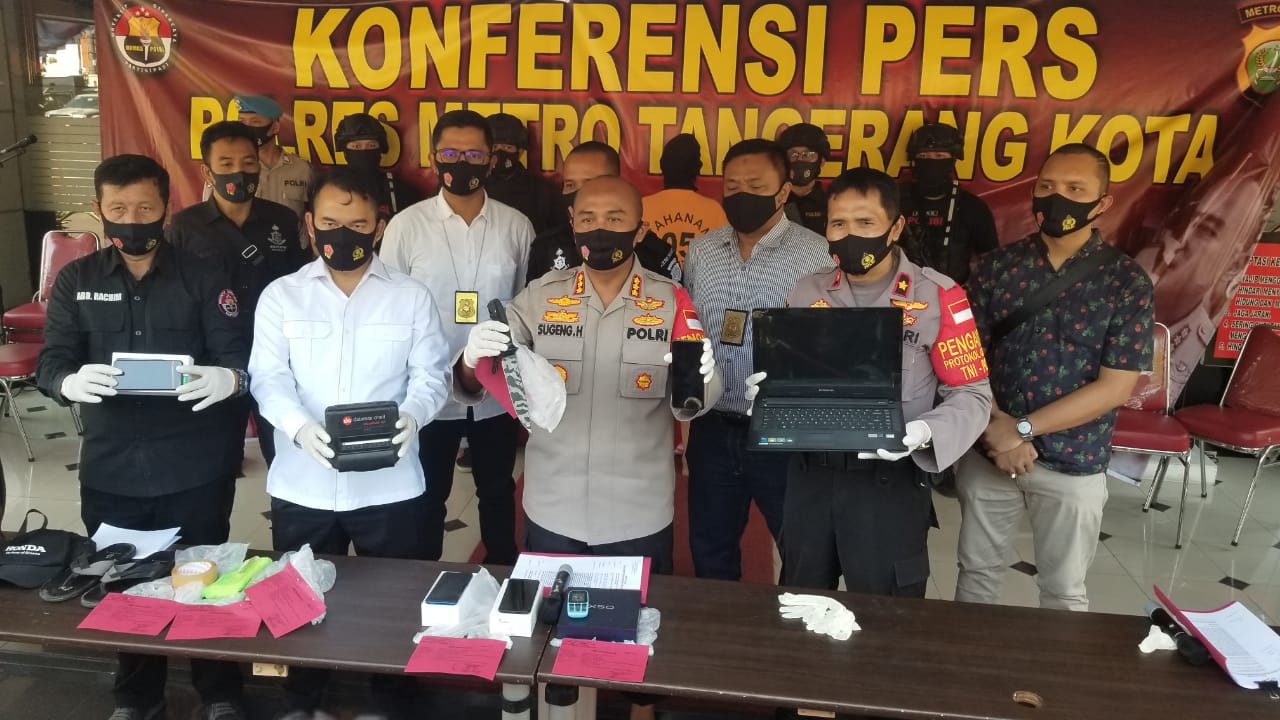 Pelaku Abu Bakar saat dihadirkan di depan awak media dalam konferensi pers di Mapolres Metro Tangerang Kota, Selasa (25/8/2020).