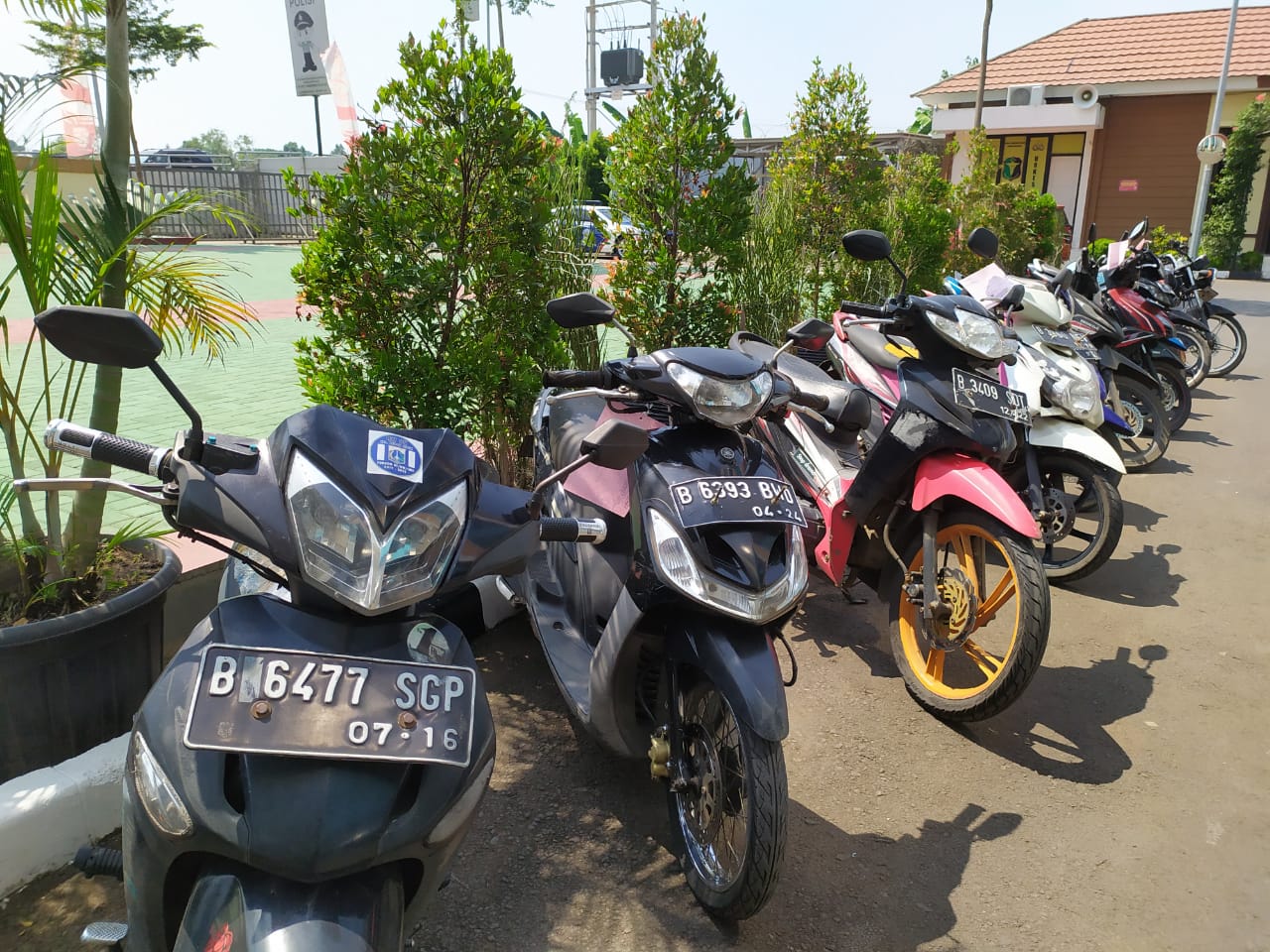 Polres Tangsel Kompol Stephanus Luckyto beserta jajaranya memegang barang bukti pelanggar lalu lintas saat menggelar konferensi pers di Mapolres Tangsel, Rabu (26/8/2020).