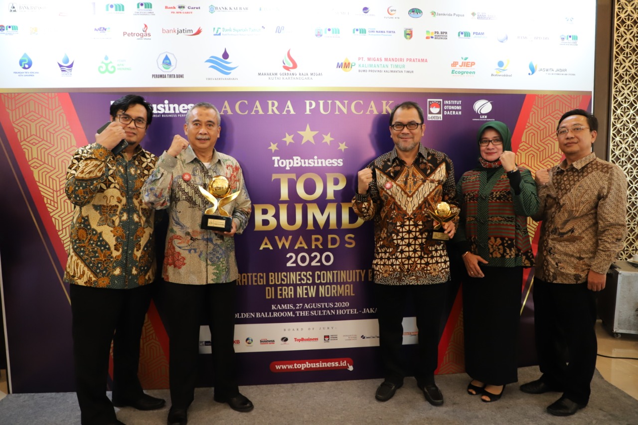 Direktur Utama Perumdam TKR Kabupaten Tangerang Sofyan Sapar saat menerima penghargaan pada event TOP BUMD Award 2020, Kamis (27/8/2020).