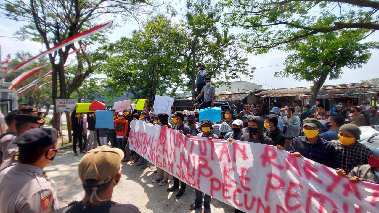 Ratusan warga yang mengatasnamakan masyarakat Kabupaten Tangerang Wilayah Utara saat berunjuk rasa di depan Kantor Agraria dan Tata Ruang (ATR) Badan Pertanahan Nasional (BPN) Kabupaten Tangerang, Tigaraksa, Kamis (27/8/2020) sore.